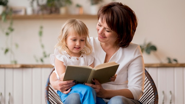 Vue frontale, de, petite-fille, et, grand-mère