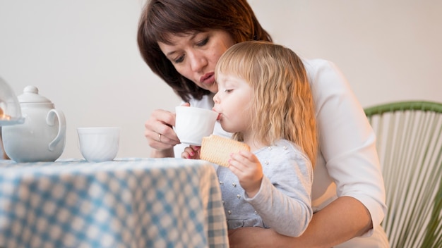 Vue frontale, de, petite-fille, et, grand-mère