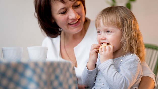 Vue Frontale, De, Petite-fille, Et, Grand-mère