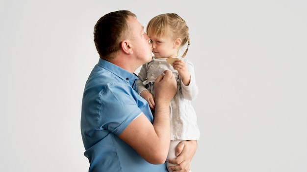 Vue frontale, de, petite-fille, et, grand-père