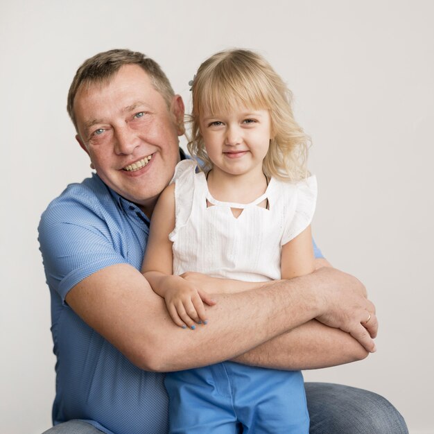 Vue frontale, de, petite-fille, et, grand-père