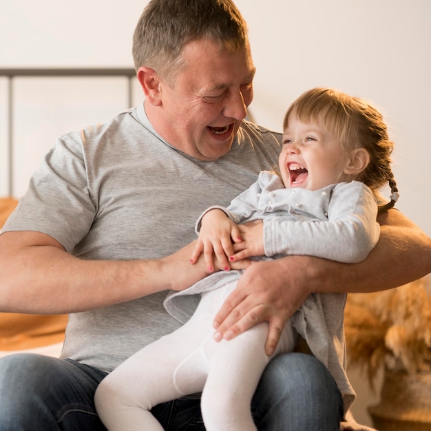 Vue frontale, de, petite-fille, et, grand-père