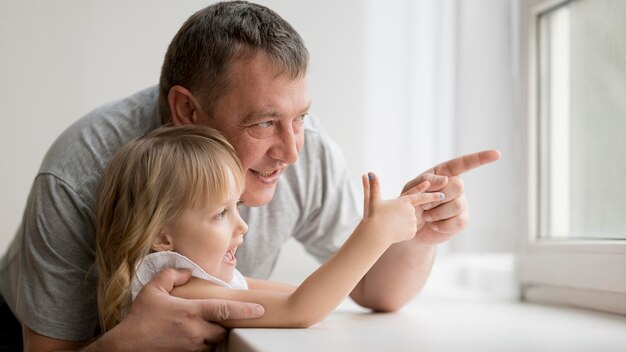 Vue frontale, de, petite-fille, et, grand-père