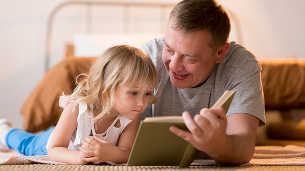 Vue frontale, de, petite-fille, et, grand-père