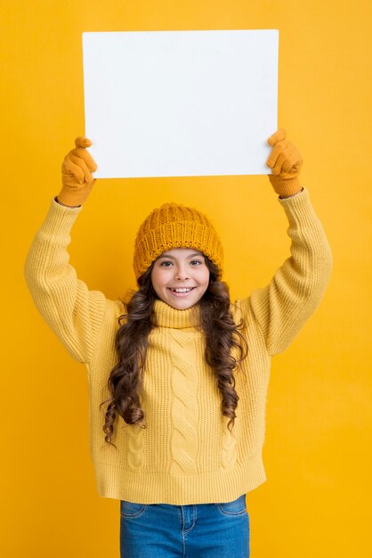 Vue frontale, petite fille, tenue, feuille papier