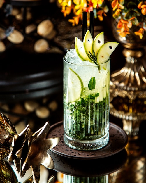 Vue frontale rafraîchissante cocktail machito avec des tranches de citron vert et de menthe