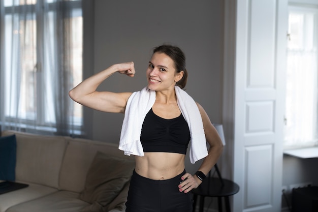 Vue frontale, de, smiley, femme, montrer off, elle, biceps