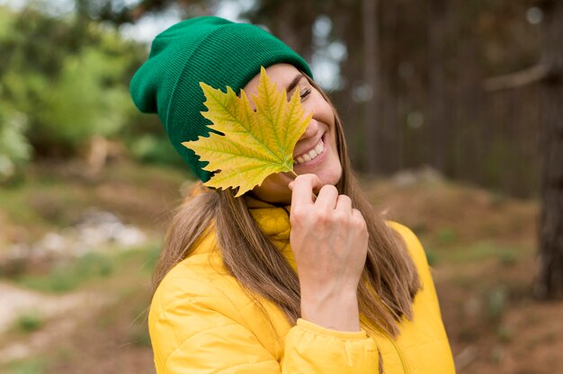 Vue frontale, smiley, femme, tenue, a, feuille jaune