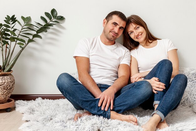 Vue frontale, sourire, couple, séance plancher