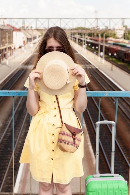 Vue frontale, tenue femme, chapeau