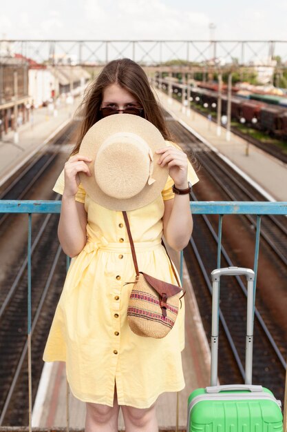 Vue frontale, tenue femme, chapeau