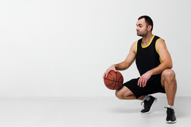 Vue frontale, de, tenue homme, basket-ball, et, regarder loin, à, espace copie