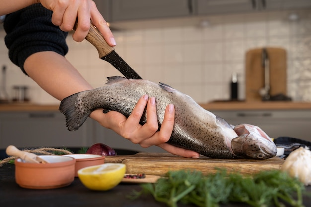 Photo gratuite vue des fruits de mer en cours de nettoyage dans la cuisine