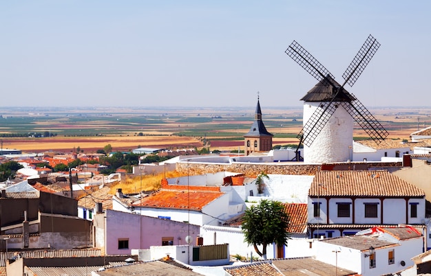 Vue générale de Campo de Criptana avec moulin et église