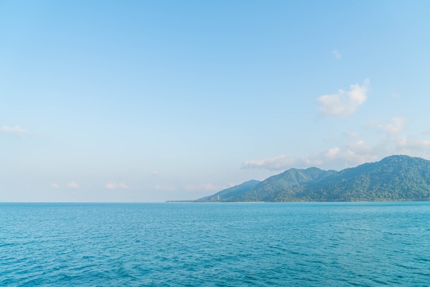 Photo gratuite vue générale de l'île tropicale depuis la mer