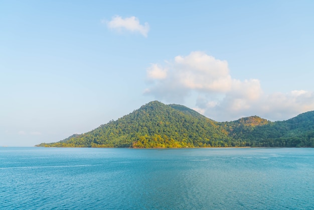 Vue générale de l&#39;île tropicale depuis la mer