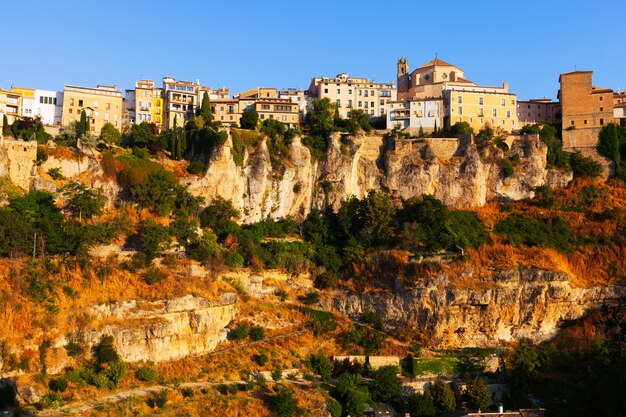 Vue générale de la ville de Cuenca en matinée ensoleillée