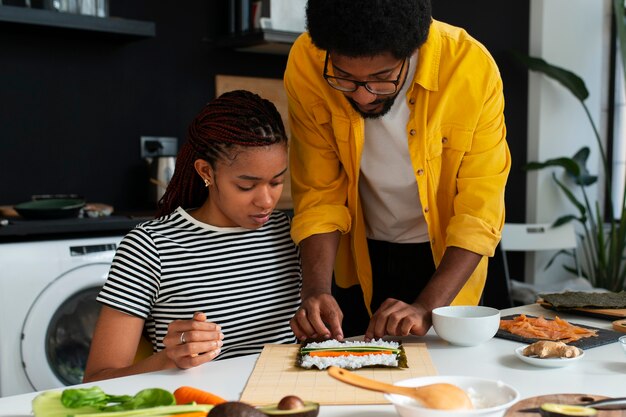 Vue des gens apprenant à faire le sushi traditionnel