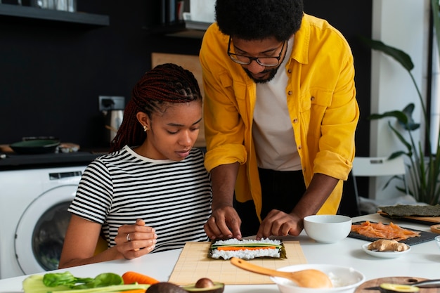 Vue des gens apprenant à faire le sushi traditionnel