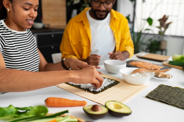 Vue des gens apprenant à faire le sushi traditionnel