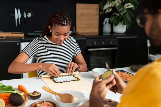 Vue des gens apprenant à faire le sushi traditionnel