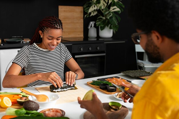 Vue des gens apprenant à faire le sushi traditionnel