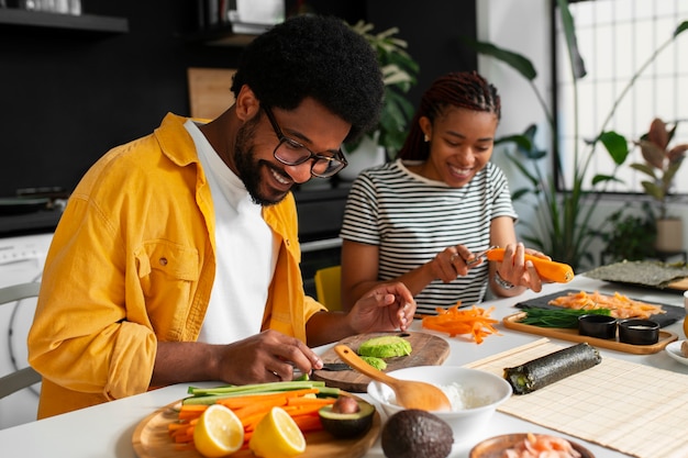 Photo gratuite vue des gens apprenant à faire le sushi traditionnel