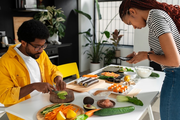 Photo gratuite vue des gens apprenant à faire le sushi traditionnel