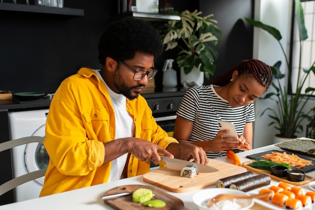 Vue des gens apprenant à faire le sushi traditionnel