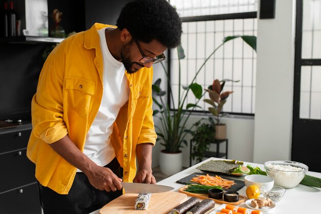 Vue des gens apprenant à faire le sushi traditionnel