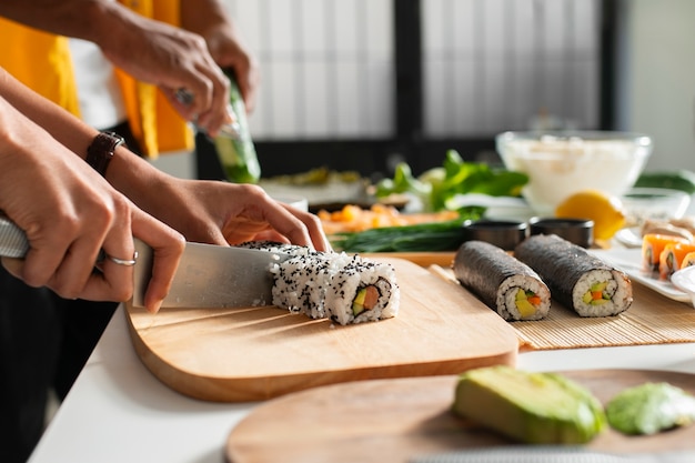 Vue des gens apprenant à faire le sushi traditionnel