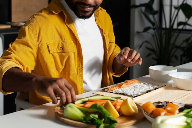 Vue des gens apprenant à faire le sushi traditionnel