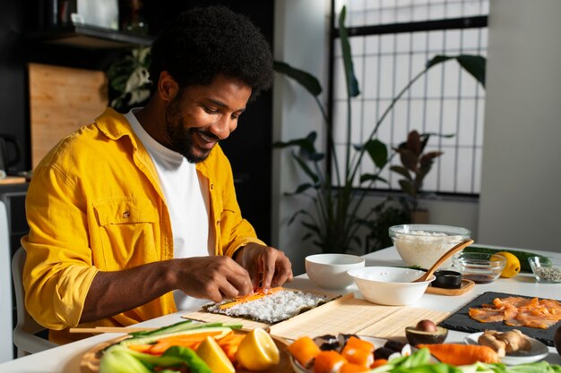 Vue des gens apprenant à faire le sushi traditionnel