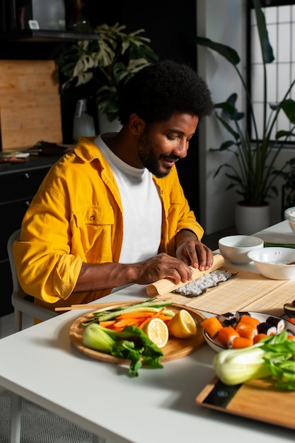 Vue des gens apprenant à faire le sushi traditionnel