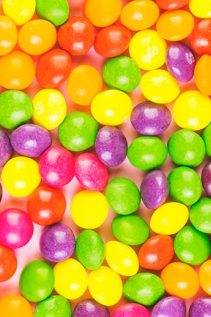 Vue grand angle de bonbons colorés sucrés