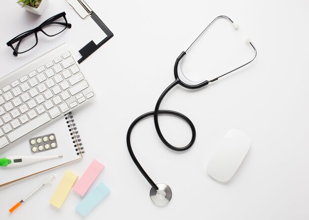 Vue grand angle d'un bureau blanc avec des accessoires de soins de santé