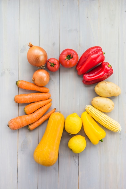 Photo gratuite vue grand angle de crudités formant un cadre sur une planche en bois