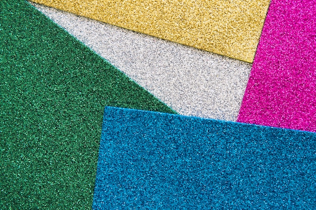 Photo gratuite vue grand angle de divers tapis colorés