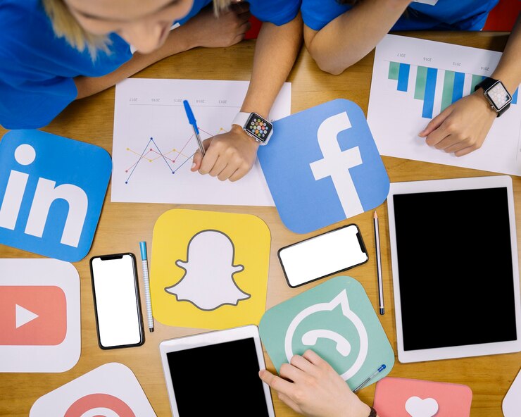 Photo gratuit vue grand angle du plan de médias sociaux travaillant sur le lieu de travail