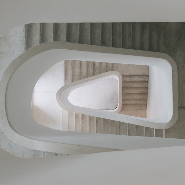 Vue grand angle d'un escalier en colimaçon moderne dans une exposition sous les lumières