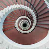 Photo gratuite vue grand angle d'un escalier en colimaçon moderne sous les lumières