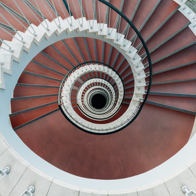 Vue grand angle d'un escalier en colimaçon moderne sous les lumières