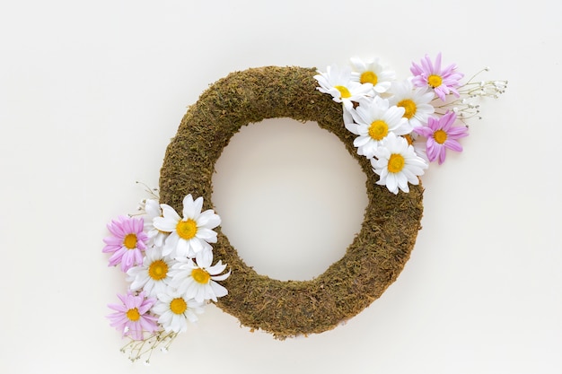 Vue grand angle de guirlande avec de belles fleurs de marguerites roses et blanches