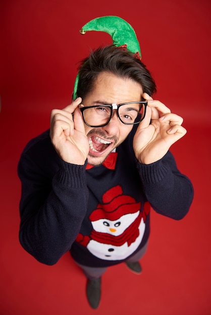 Vue grand angle de l'homme drôle de nerd avec des lunettes