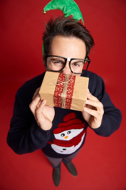 Photo gratuite vue grand angle de l'homme nerd avec petit cadeau de noël