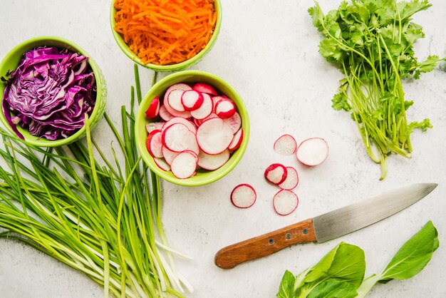 Vue grand angle de légumes biologiques frais et couteau