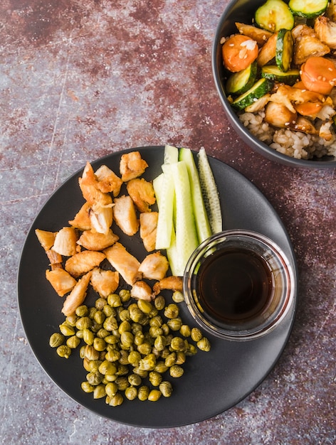 Photo gratuite vue grand angle de légumes avec de la farine de poisson