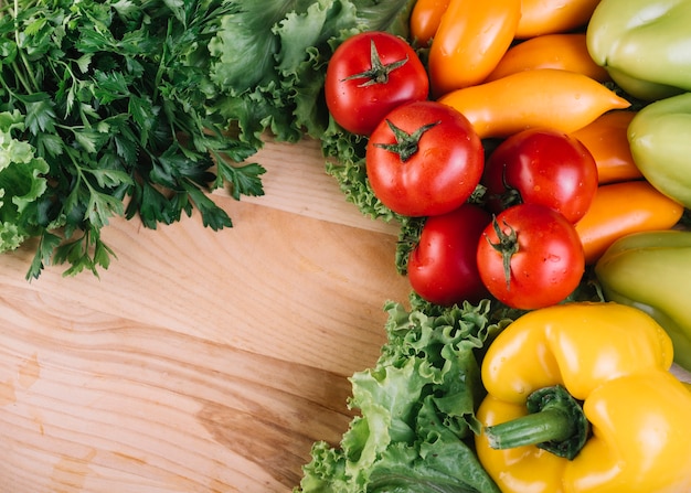 Vue grand angle de légumes frais colorés sur fond en bois