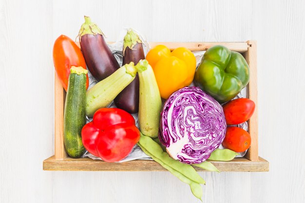 Vue grand angle de légumes frais dans un récipient en bois