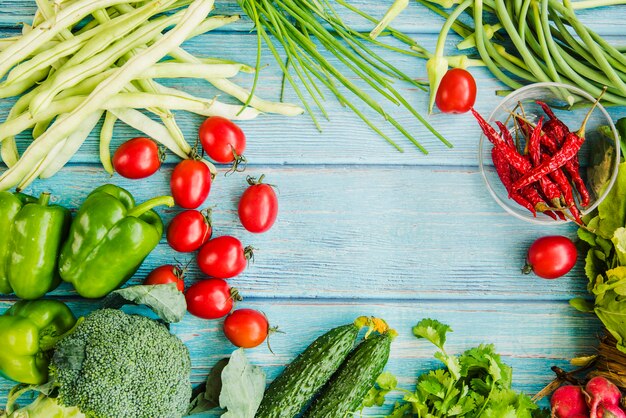 Vue grand angle de légumes sains